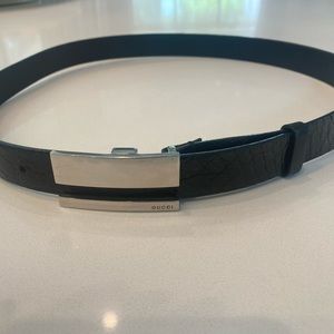 Vintage Unisex Black Gucci Belt. Silver Buckle stamped Gucci. Croc leather strap